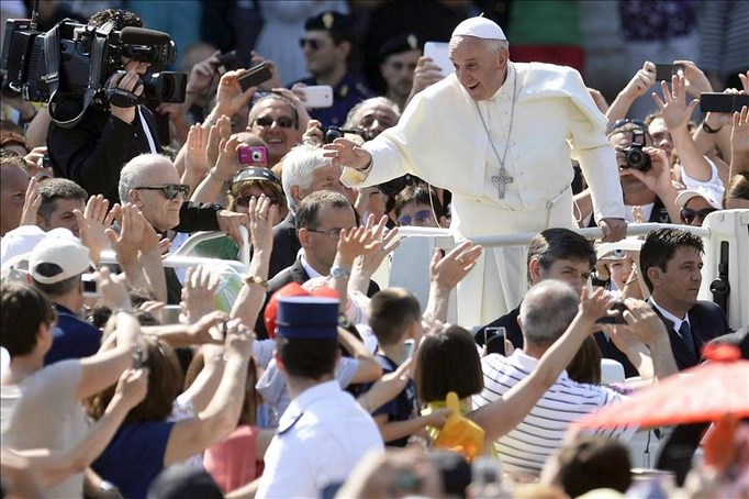 El papa Francisco dijo hoy que cuando el hombre pretende ocupar el puesto de Dios "acaba sembrando la muerte" y denunció que el hombre con frecuencia se deja guiar por ideologías "que ponen obstáculos a la vida y no la respetan porque están dictadas por el egoísmo, el lucro y el poder". EFE