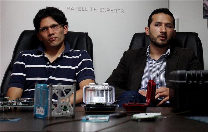 Imagen cedida por Colombia.inn de los fundadores de Sequoia Space (de izq a der), Elkin Cifuentes, Andrés Alfonso e Iván Luna (fuera de cuadro), hablando sobre esta empresa pionera en la industria aeroespacial en Colombia. EFE