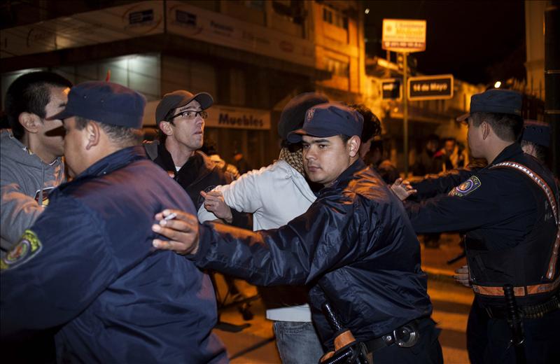 Miles de personas se manifiestan en Paraguay contra la corrupción política 2 Autoridades contienen a un grupo de manifestantes, cerca al Congreso en Asunción (Paraguay). EFE