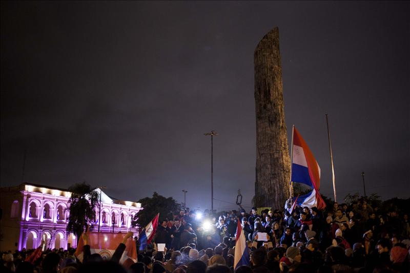 Miles de personas se manifiestan en Paraguay contra la corrupción política 3 Un grupo de manifestantes protesta en la Plaza de Armas, cerca al Congreso en Asunción (Paraguay). EFE