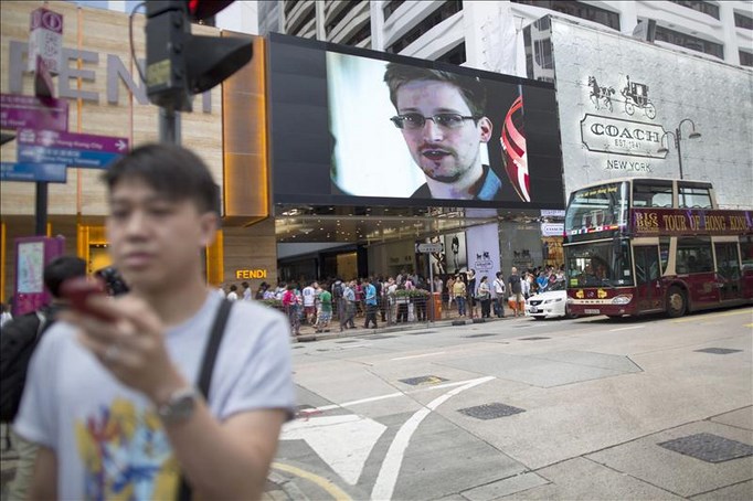 En la imagen el registro de una pantalla gigante, en una calle de Hong Kong, con la imagen del extécnico estadounidense de la CIA Edward Snowden. EFE