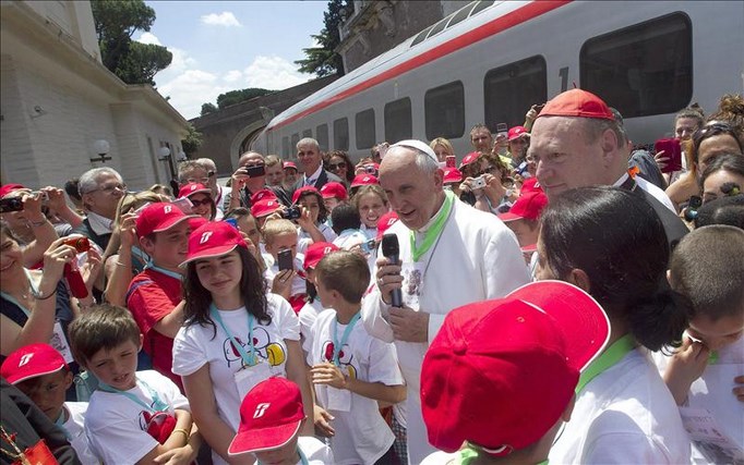 El papa Francisco se dio hoy un baño de multitudes entre los niños y jóvenes llegados desde Milán, Bolonia y Florencia con los que no se ahorrado besos, abrazos y numerosas preguntas cómo si estaban contentos o si tenían calor. EFE