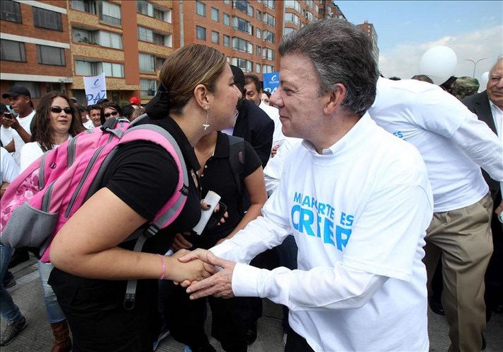 Fotografía tomada el pasado 9 de abril en la que se registró al presidente de Colombia, Juan Manuel Santos (d), durante una Marcha Por la Paz, en Bogotá (Colombia). EFE/Archivo