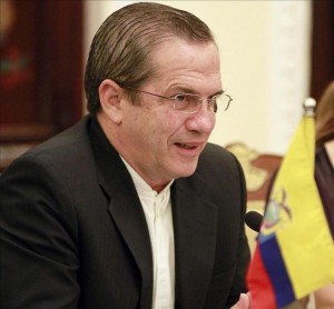 Ecuador sopesa la concesión de asilo al exespía de la CIA Edward Snowden 2 El ministro ecuatoriana de Asuntos Exteriores, Ricardo Patiño, hoy en Hanoi. EFE