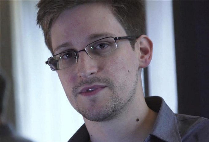 Captura de una grabación de vídeo facilitada el pasado 12 de junio por el diario británico The Guardian en la que se registro a Edward Snowden, extécnico de la CIA y trabajador externo de la NSA. EFE/Archivo