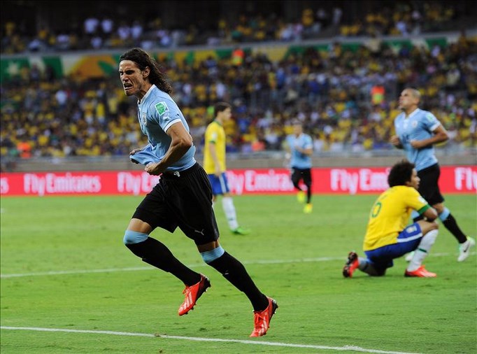 El jugador de Uruguay Edinson Cavani (i) celebra tras su anotación ante Brasil durante la semifinal de la Copa Confederaciones disputado el 26 de junio de 2013, en el estadio Minas Arena en Belo Horizonte (Brasil). EFE