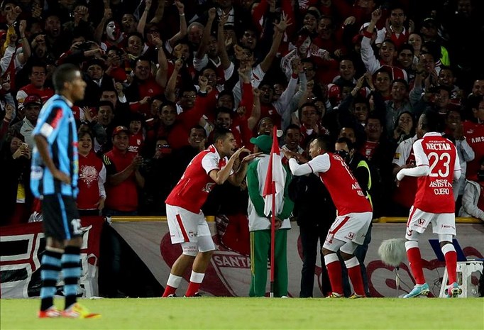 Fotografía tomada el pasado 28 de mayo en la que se registró a un grupo de jugadores del Santa Fe al celebrar un golo anotado al Real Garcilaso de Perú, durante un partido de cuartos de final de la Copa Libertadores de América, en Bogotá (Colombia). EFE
