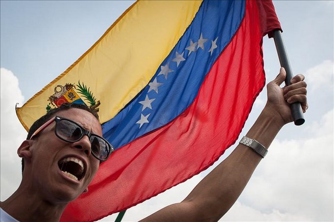 Universitarios marcharon en Caracas a favor y en contra de Maduro 3 Estudiantes opositores al Gobierno y profesores universitarios protestan este sábado 29 de junio de 2013, en Caracas (Venezuela). EFE