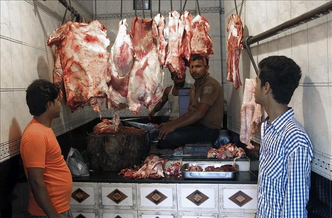 Varias personas en una carnicería de un barrio musulmán del sur de Nueva Delhi, el pasado 24 de junio. La India liderará este año la exportación mundial de carne bovina, y aunque la mayor parte es búfalo, este dominio ha causado indignación en los sectores hindúes más conservadores, que ven en la vaca su animal más sagrado. EFE