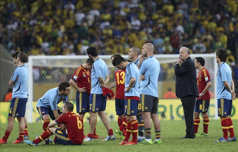 Los jugadores de la selección española, al término de la final de la Copa Confederaciones 2013 ante Brasil disputada hoy en el estadio de Maracaná, en Río de Janeiro. EFE/