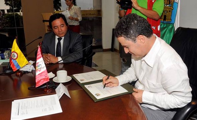 Medellín y municipio de Comas, (Perú) firman acuerdo de cooperación.
