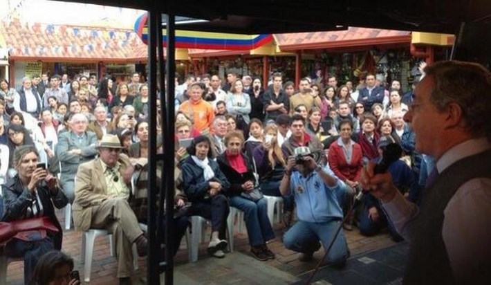 Alvaro Uribe presenta los precandidatos de su movimiento político en el tradicional barrio La Candelaria de Bogotá. Foto: @PrimeroIombia