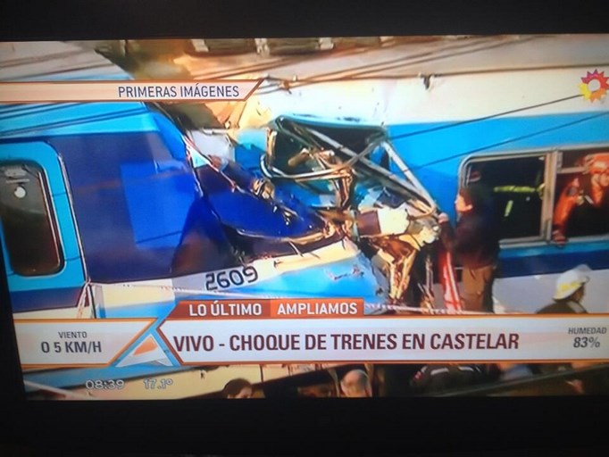 El Gobierno argentino confirma tres muertos y 155 heridos en un choque de trenes 6 BMoylX2CAAEKdm0.jpg large (Copiar)