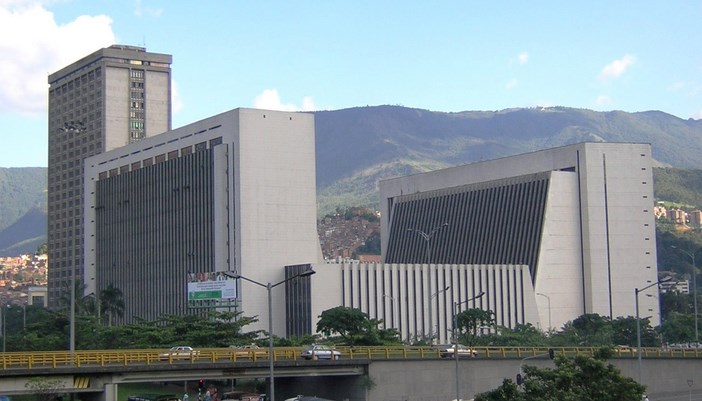 Entre la guerra y la miseria intelectual para gobernar. 1 La Alpujarra Medellin1 Copiar