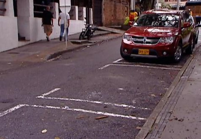 Los 'trapo rojo' dueños del espacio público en Medellín. 4 Parquímetros1 (Copiar)