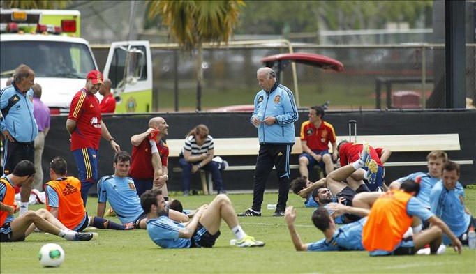 El técnico Vicente del Bosque (atrás c) dirige un entrenamiento de la selección española. EFE/Archivo