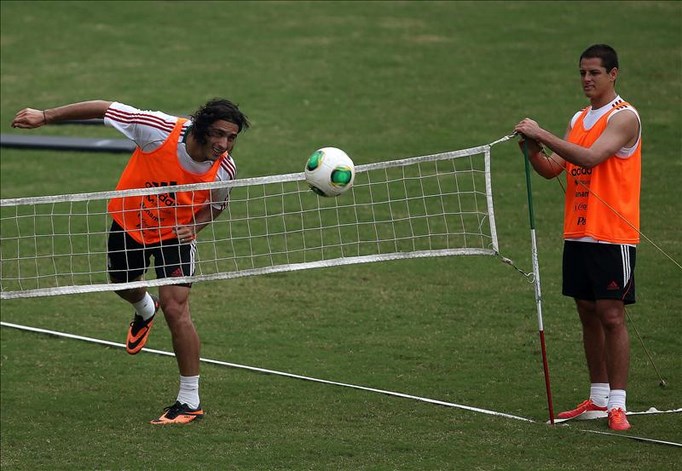 Los jugadores mexicanos Aldo de Nigris (i) y Javier "Chicharito" Hernández (d) participan en un entrenamiento el 13 de junio de 2013, en el estadio de São Januario, en Río de Janeiro (Brasil). EFE