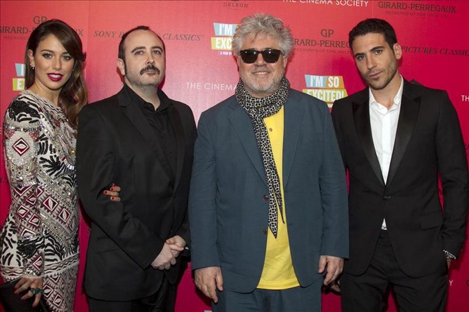 El director español Pedro Almodovar (2D) con los actores Blanca Suarez (I), Carlos Arece (2I) y Miguel Angel Silvestre (D) en el estreno la semana pasada de 'Los amantes pasajeros' (I'm So Excited) en Nueva York. EFE