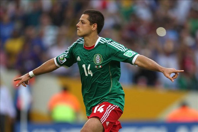 El delantero mexicano "Chicharito" Hernández celebra tras marcar el primer gol ante Italia, durante el partido de la Copa de las Confederaciones FIFA 2013 disputado en el estadio de Maracaná, en Río de Janeiro. EFE/Archivo