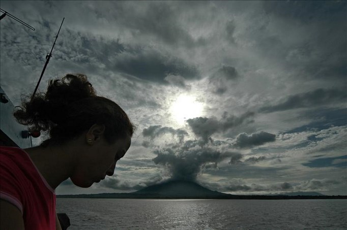 Una mujer observa el Gran Lago de Nicaragua, posible ruta del Proyecto de construcción del Canal Interoceanico. EFE/Archivo