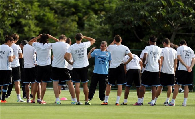 El director técnico de la selección uruguaya, Oscar Washington Tabárez (c), participa en un entrenamiento ayer, en el Centro Deportivo del Sport Club Recife, en Recife (Brasil). EFE