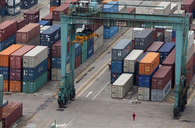 Panamá: Controversia por los aranceles no afecta la firma del TLC con Colombia 2 Panamá notificó ayer a la Organización Mundial del Comercio (OMC) que ha solicitado consultas con Colombia a causa de la imposición del arancel a las importaciones de ciertos productos textiles, prendas de vestir y calzado panameños. EFE/Archivo