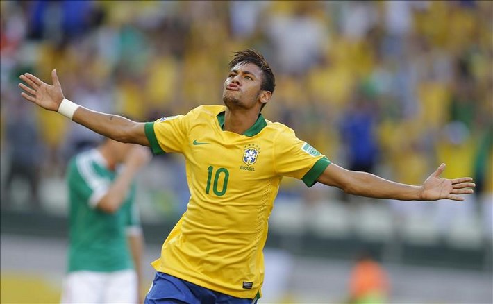 Neymar de Brasil celebra su gol ante México el 19 de junio de 2013, durante un partido de la Copa Confederaciones en Fortaleza (Brasil). EFE
