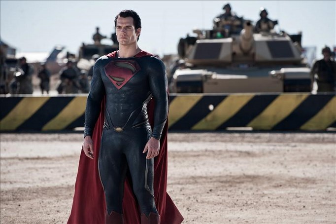 Fotograma cedido por Warner Bros donde aparece el actor Henry Cavill, en el papel de Superman, durante una escena de "Man of Steel", una adaptación cinematográfica de la historia de Superman, que llegará este viernes a la cartelera. EFE