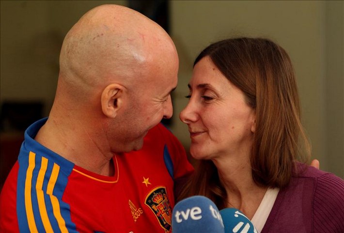 Los españoles Ángel Sánchez (i) y María Concepción Marlaska (d), liberados de un secuestro de casi un mes en el norte de Colombia, hablan el pasado 16 de junio, en Bogotá (Colombia). EFE