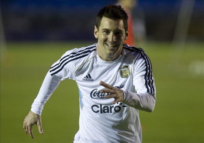 El jugador de la selección argentina de fútbol Lionel Messi participa en un entrenamiento del equipo en el estadio Mateo Flores en Ciudad de Guatemala (Guatemala). EFE