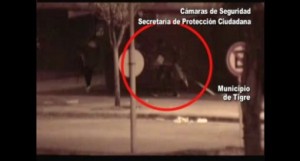 El ladrón cargaba la cja registradora hurtada, mientras su copañera unos metros más adelante cargaba el bebé de meses