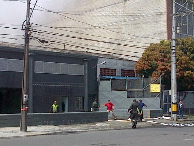 Entrada a las Bodegas, cuando era controlado el incendio. Imagen tomada de twitter @ periodistamora Oscar Morales 