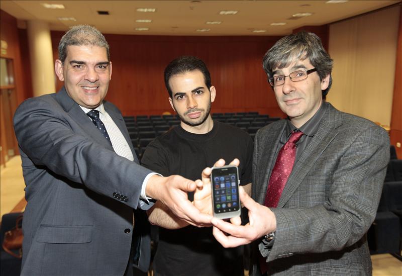 Antonio Ferreras, director de Telefonica Digital, Rubén Martín, del grupo Mozilla y Benjamín Sahelices, director de la Escuela de Telecomunicaciones (i a d), durante la presentación del sistema operativo abierto para teléfonos móviles inteligentes Firefox OS. EFE/Archivo
