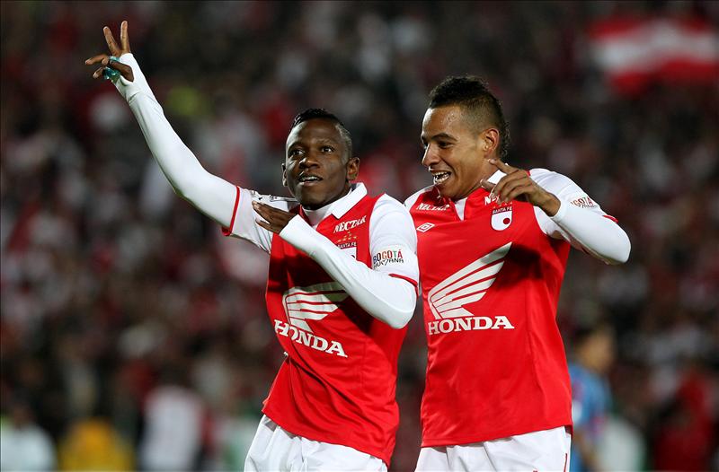 El jugador de Santa Fe Jefferson Cuero (i), celebra un gol junto con su compañero Wilder Medina. EFE/Archivo