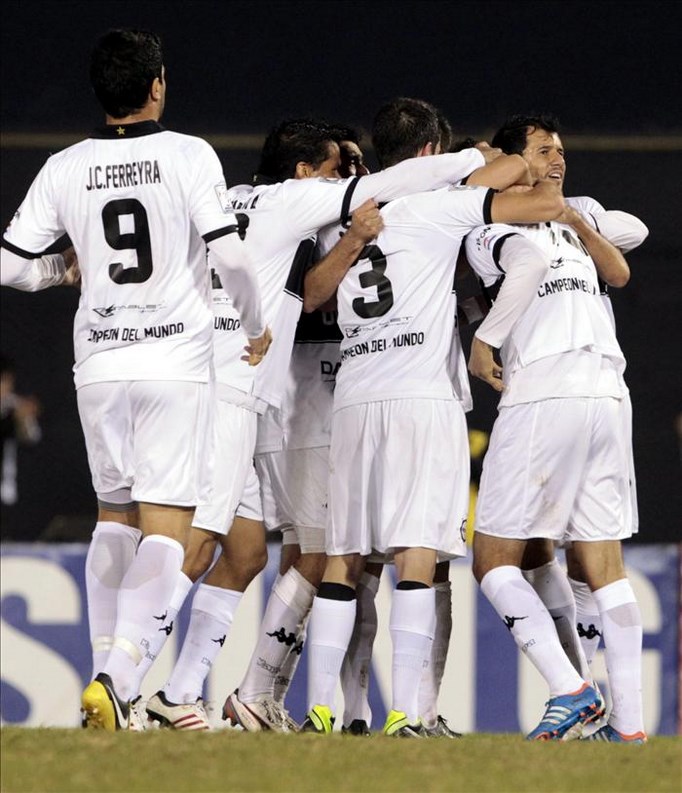 Un grupo de jugadores del Olimpia de Paraguay celebran un gol ante el Independiente Santa Fe de Colombia en su partido de ida de la semifinal de la Copa Libertadores disputado en el estadio Defensores del Chaco. EFE