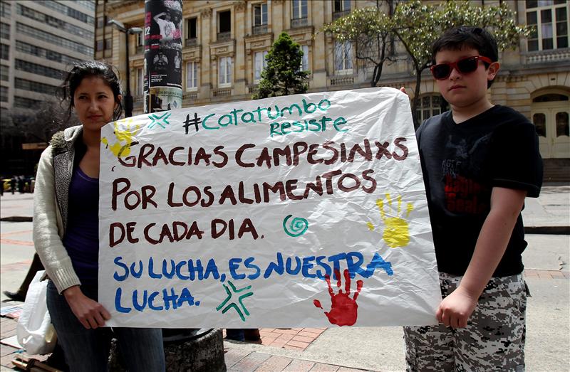 El Gobierno colombiano convoca al diálogo nacional con los gremios agrícolas para evitar el paro Manifestantes se concentran frente a la sede del Ministerio de Agricultura el 10 de julio de 2013, en Bogotá (Colombia), para apoyar las protestas de campesinos en la zona del Catatumbo, en el noreste del país