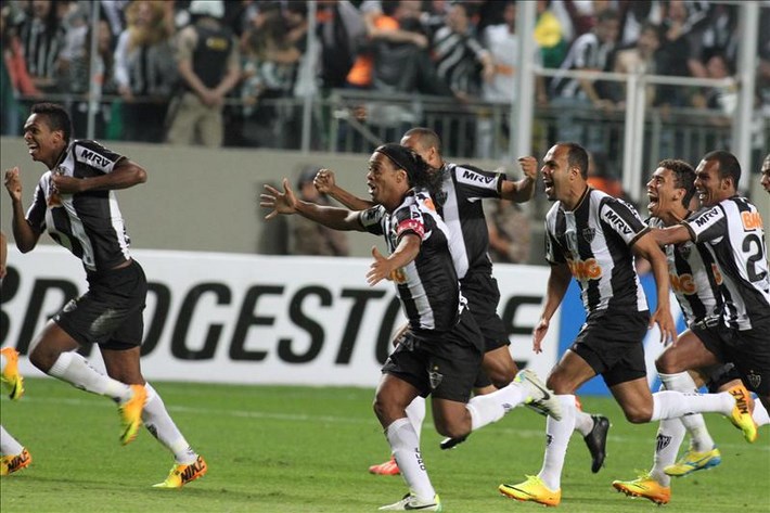 Jugadores de Atlético Mineiro celebran tras vencer a Newell's Old Boys en la definición de penales, durante un partido por la semifinal de la Copa Libertadores, en el estadio Independencia de Belo Horizonte (Brasil). EFE