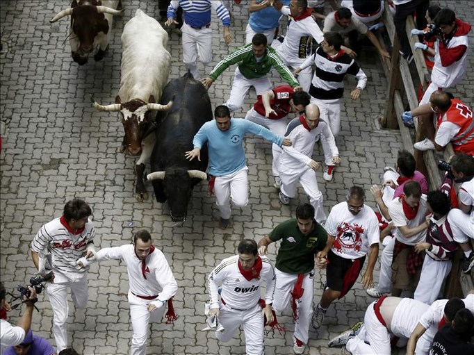 Los toros de la ganadería del Pilar (Salamanca) han protagonizado un peligrosísimo y largo sexto encierro, en el que uno de los bureles ha quedado suelto y ha arremetido en varias ocasiones contra los mozos, con uno de los cuales se ha cebado en la calle Estafeta. EFE
