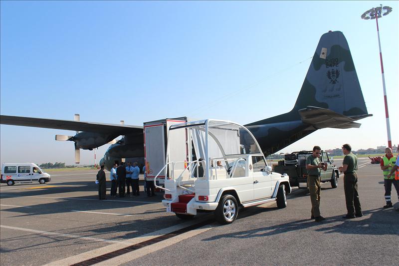 La Fuerza Aérea de Brasil envió un avión a Roma para trasladar dos "papamóviles" Fotografía cedida por la Fuerza Aérea de Brasil (FAB), este viernes 12 de julio de 2013, que muestra un avión de carga Hércules C-130 aviones de la FAB, y que se encuentra en Roma (Italia), para llevar a Río de Janeiro dos "papamóviles", los vehículos que utilizará el papa Francisco en sus desplazamientos durante la Jornada Mundial de la Juventud.