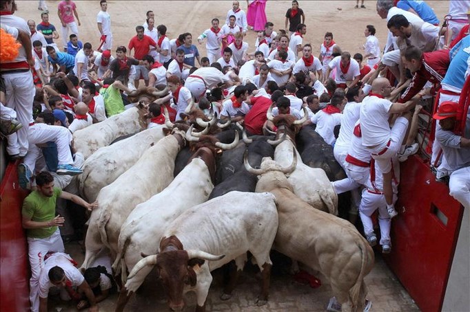 Un enorme tapón a la entrada de la plaza de toros de Pamplona producido por la caída de numerosos mozos impide el acceso de los toros de la ganadería de Fuente Ymbro al coso, durante el séptimo encierro de sanfermines 2013. EFE/Cedida por el Diario de Navarra