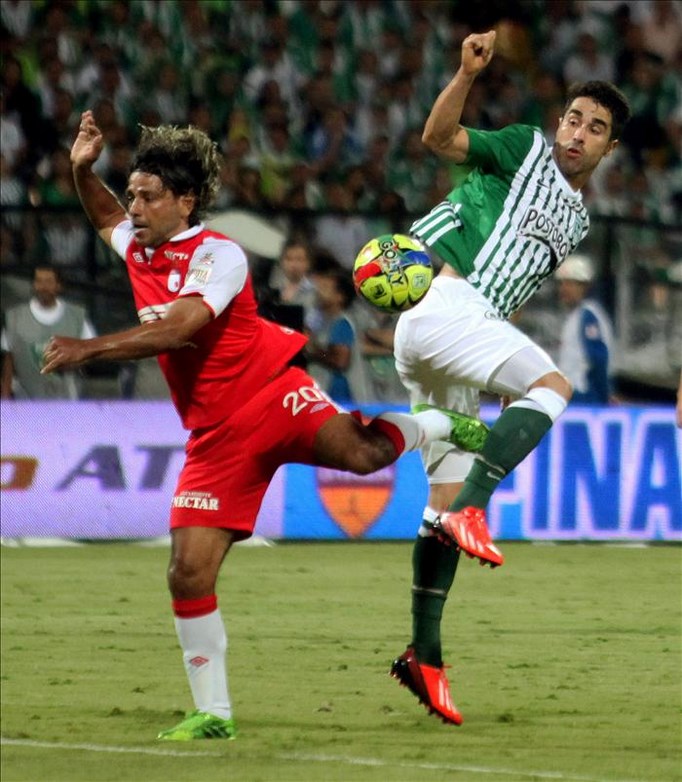 El jugador Juan Pablo Angel (d) del Atlético Nacional disputa un balón con Gerardo Bedoya (i) de Independiente Santa Fe, durante el partido de ida de la final de la liga del fútbol colombiano disputada en el estadio Atanasio Girardot de Medellín (Colombia). EFE