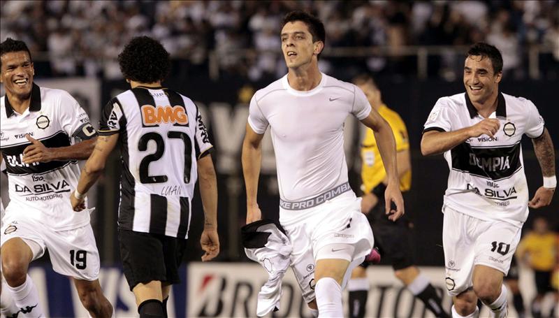 El jugador del Olimpia de Paraguay, Alejandro Silva (2d), celebra un gol ante el Atlético Mineiro de Brasil, durante el partido de ida de la final de la Copa Libertadores disputado en el estadio Defensores del Chaco de Asunción (Paraguay). EFE