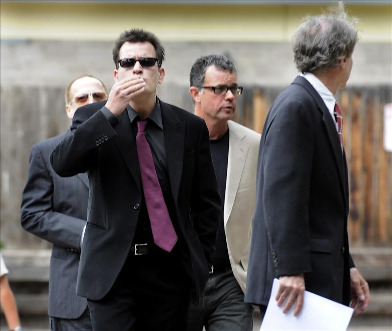 El actor estadounidense Charlie Sheen lanza un beso. EFE/Archivo