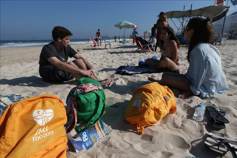 Un grupo de peregrinos fue registrado al tomar el sol en la playa de Copacabana en Río de Janeiro (Brasil), donde miles de jóvenes han llegado para participar de la Jornada Mundial de la Juventud que se realizará entre el 22 y el 28 de julio próximos. EFE
