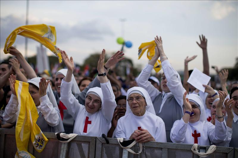 Miles de peregrinos participan este sábado 20 de julio de 2013, de la misa de cierre de la Semana Misionera en Sao Paulo (Brasil), que antecede la Jornada Mundial de la Juventud (JMJ), que se celebrará la próxima semana en Río de Janeiro con la presencia del Papa Francisco. EFE
