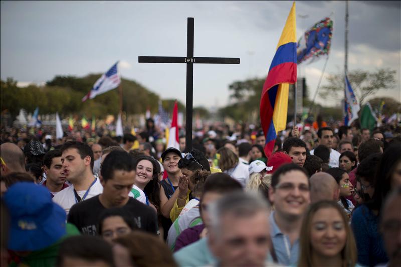 Miles de peregrinos participan este sábado 20 de julio de 2013, de la misa de cierre de la Semana Misionera en Sao Paulo (Brasil), que antecede la Jornada Mundial de la Juventud (JMJ) que se celebrará la próxima semana en Río de Janeiro con la presencia del Papa Francisco. EFE