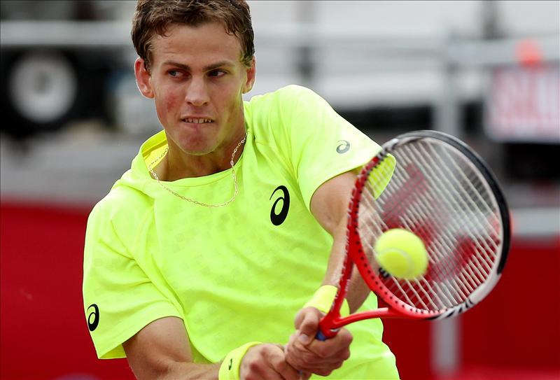 Alejandro Falla jugará su primera final de un torneo ATP 3 El tenista canadiense Vasek Pospisil devuelve una bola al colombiano Alejandro Falla el 20 de julio de 2013, durante el partido por una de las semifinales del Abierto internacional de tenis ATP 250 en Bogotá (Colombia). EFE