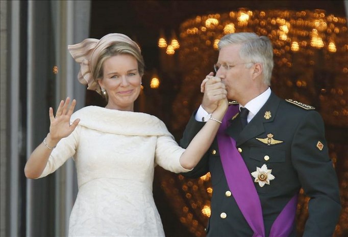 Los nuevos reyes de los belgas, Felipe y Matilde, saludan desde el balcón del Palacio Real en el centro de Bruselas nada más jurar su nuevo cargo, ante una multitud de ciudadanos. EFE