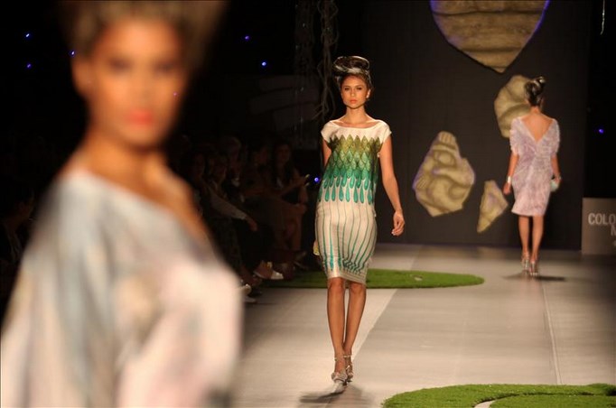Unas modelos lucen las creaciónes de la diseñadora colombiana Francesca Miranda el 23 de julio de 2013, durante el primer día de la feria textil Colombiamoda 2013 en Medellín (Colombia). EFE