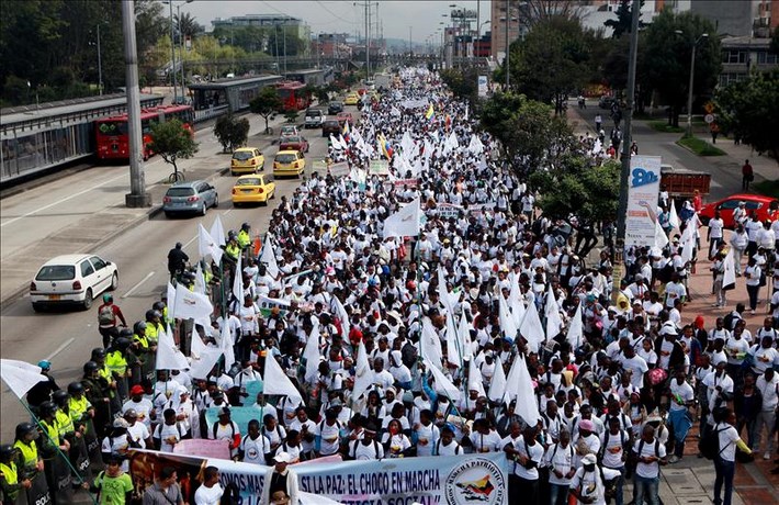 Miles de personas participan en la Marcha Por la Paz el 9 de abril de 2013, en Bogotá (Colombia). EFE/Archivo